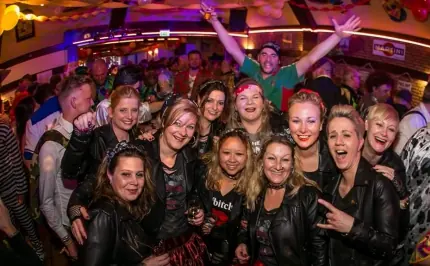 Carnavalsgasten in de zaal