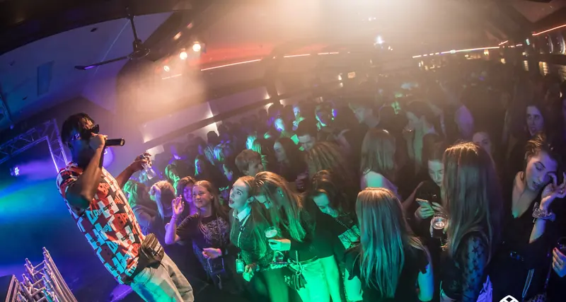 Een band en een volle zaal tijdens een feestavond