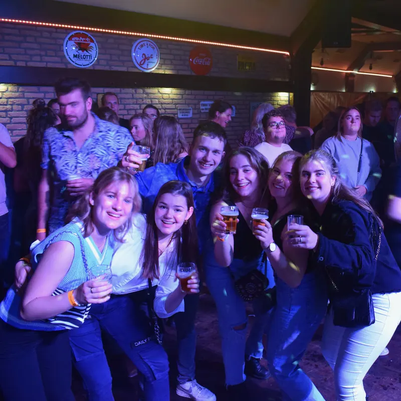 Vrienden dansen op kermiszondag 2021