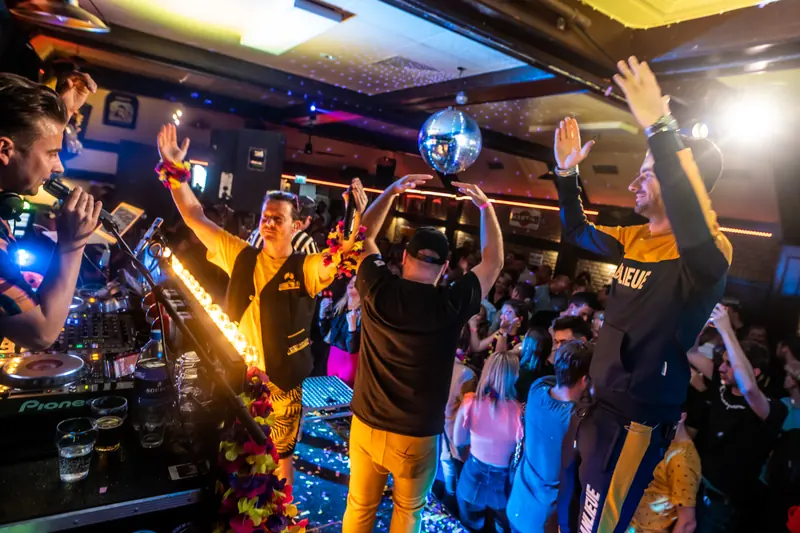Kermis 2021, confetti en feestvierders