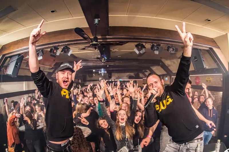 Twee dj's boven de dansende zaal