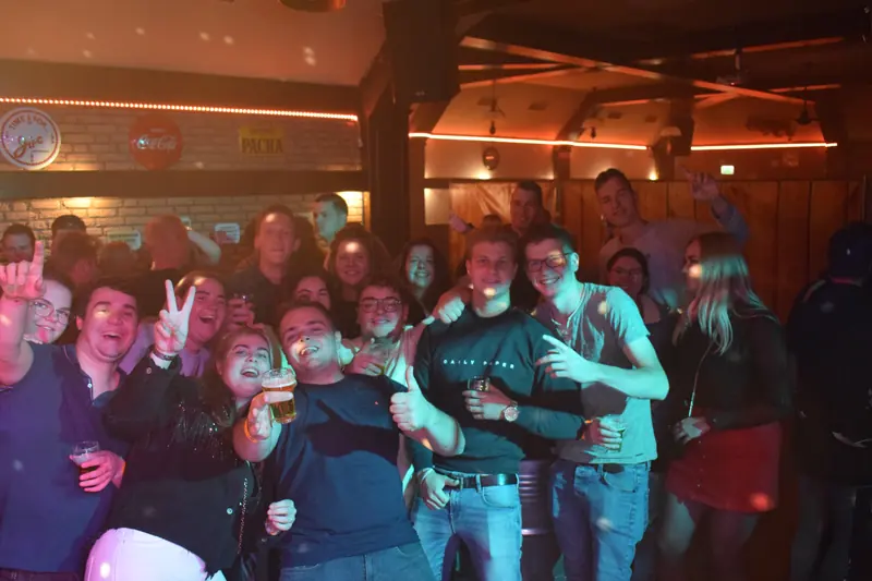 Kermis, de zaal in het paarse licht