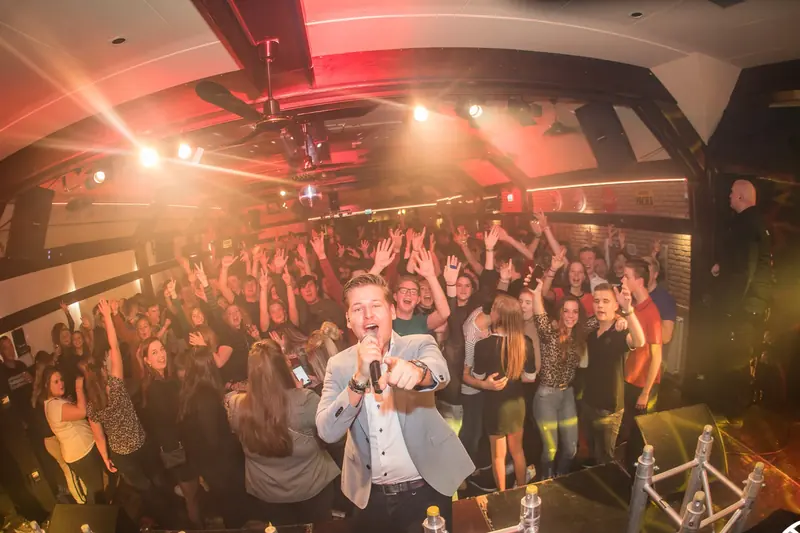 Zanger met het publiek aan zijn voeten