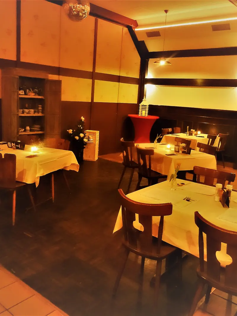 Gedekte tafels in de zaal met warm licht