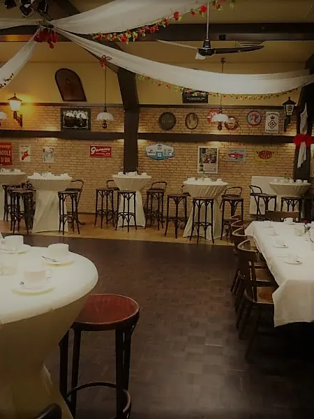 De zaal in wit gedekt, rustig en ingetogen