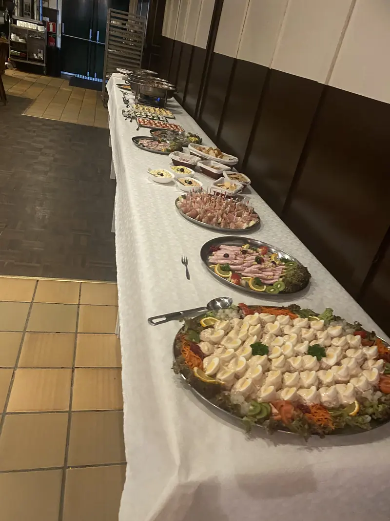 Koud buffet op een lange, wit gedekte tafel