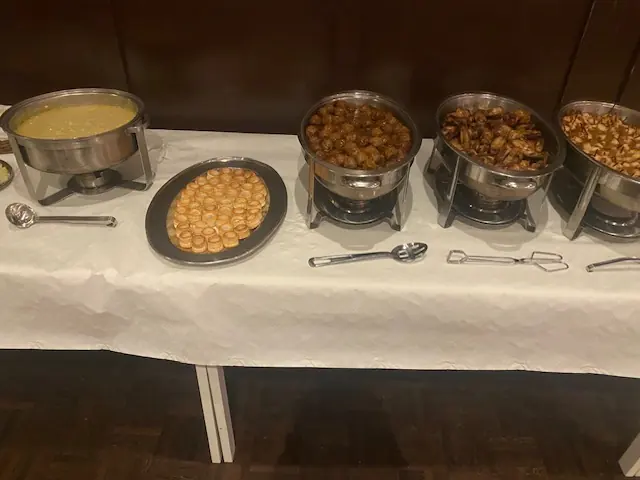 Warm hapjesbuffet in chafing dishes