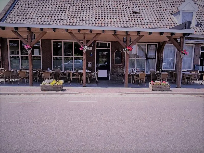 Het pand aan de St. Lambertusweg met overdekt terras